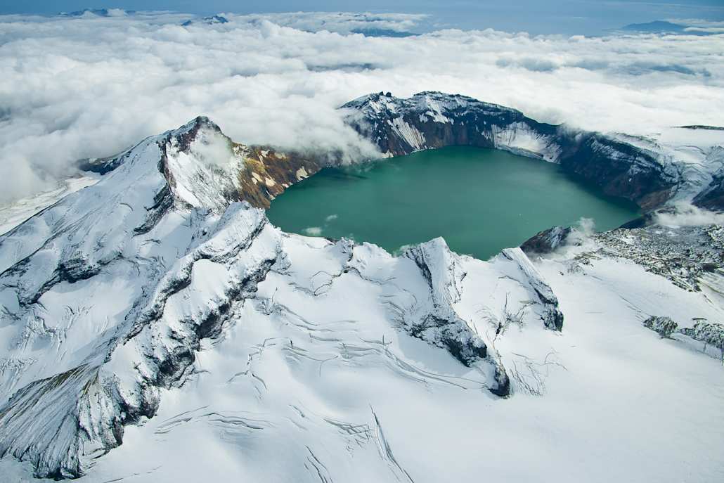 Top des lieux les plus incroyables de la planète : Le lac de cratère du Mont Katmai, en Alaska.