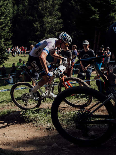 Competidores durante en la Copa del Mundo UCI 2019 en Lenzerheide, Suiza.