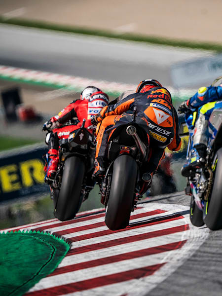 Varios pilotos en acción durante el Gran Premio de Austria de MotoGP en el circuito de Red Bull Ring.