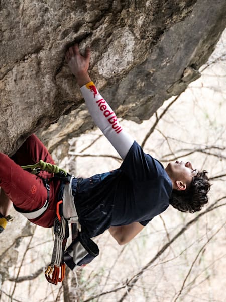 Le grimpeur Darius Rapa escalade une paroi.