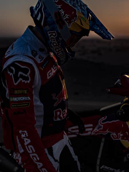 Portrait du pilote de rallye-raid moto Sam Sunderland qui participera au Dakar 2023 en Arabie Saoudite.
