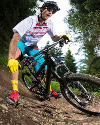 Un vététiste dévale un sentier en forêt. Découvrez nos conseils pour bien choisir et acheter un VTT d’occasion.