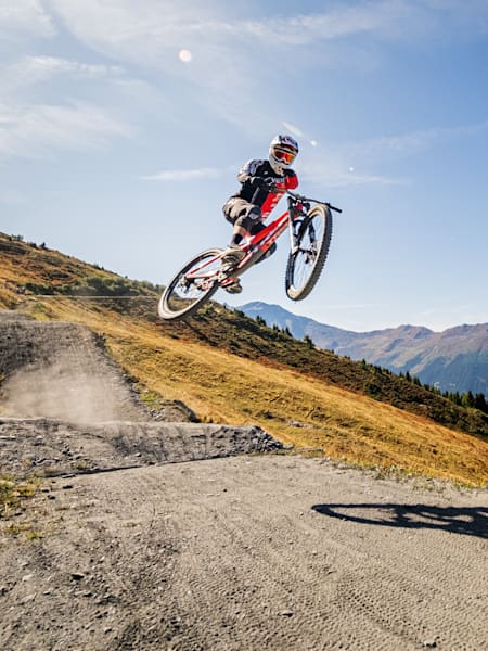 Un pilote descend une piste de VTT du bike park de Verbier.