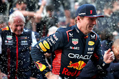Bild zeigt Max Verstappen im Champagnerregen beim Großen Preis von Mexiko 2023.