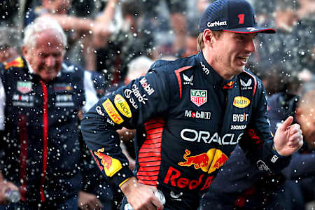 Bild zeigt Max Verstappen im Champagnerregen beim Großen Preis von Mexiko 2023.