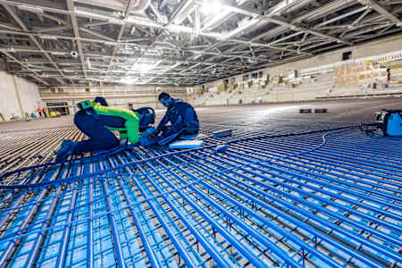 Bauarbeiter installieren die Kühlanlage im SAP Garden.