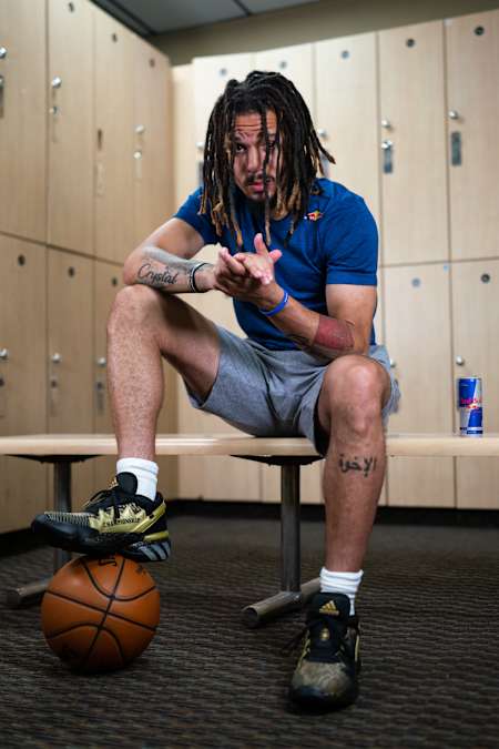Cole Anthony prepares in the locker room for practice