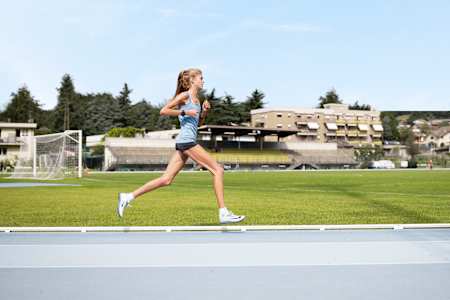Konstanze Klosterhalfen joggt um einen Fußballplatz.