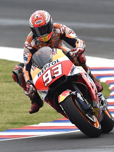 Marc Márquez pelea con Valentino Rossi durante el Gran Premio de Argentina de 2018.