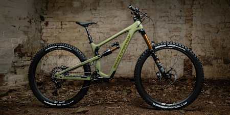 Affichant une géométrie longue, basse et confortable, le Nukeproof Mega Carbon 290 Elite figure parmi les meilleurs VTT enduro en carbone du marché.