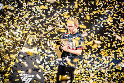 Anders Vejrgang son titre de champion du monde de EA Sports FC sous les confettis.