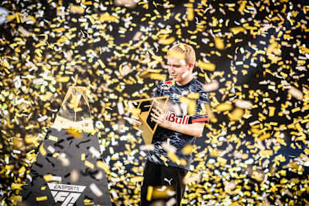 Anders Vejrgang stands in the confetti shower with the FC Pro World Championship trophy.