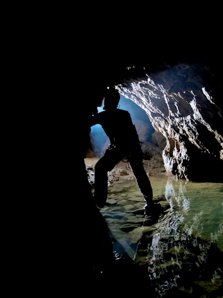 Speleolog eksploruje jaskinię