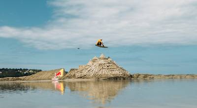 Jules Charraud saute sur un module en wakeboard en Bretagne.