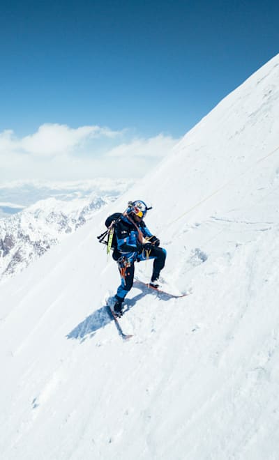 Skialpinista Andrzej Bargiel zjeżdża na nartach z sześciotysięcznika w Karakorum