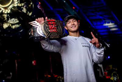 El japonés B-Boy Shigekix, con el cinturón del campeón, después de ganar el Red Bull BC One 2020.