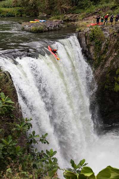 Rafael Ortiz en acción durante el Red Bull Chasing Waterfalls 2012 en Veracruz, México.