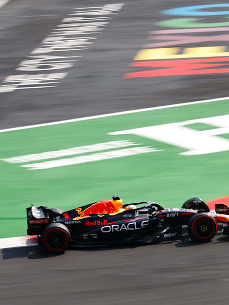 Le triple champion du monde Max Verstappen pilote sa monoplace Red Bull Racing lors d'un Grand Prix de Formule 1.