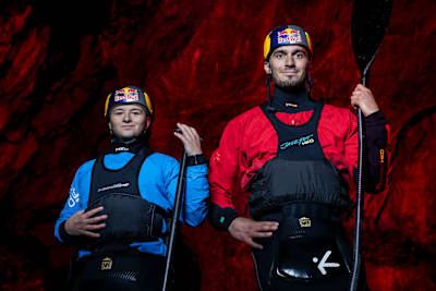 Pagaies, gilets de sauvetage et casques : les kayakistes Jakub Grigar et Zuzana Pankova sont prêts à rentrer en course.