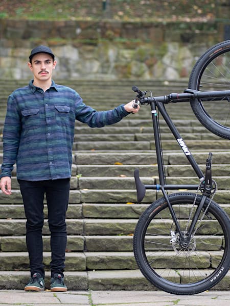 Wiktor Bojarski i jego dirtówka DMR Bikes