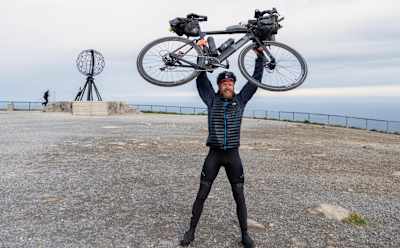 Der tschechische Athlet Aleš Zavoral feiert im Ziel vom NorthCape 4000.