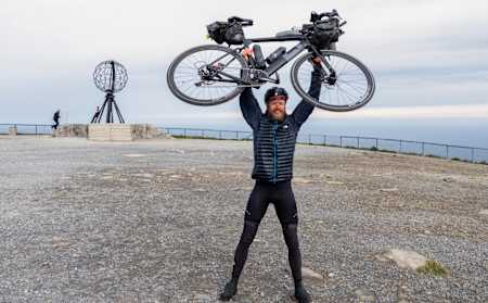 Der tschechische Athlet Aleš Zavoral feiert im Ziel vom NorthCape 4000.