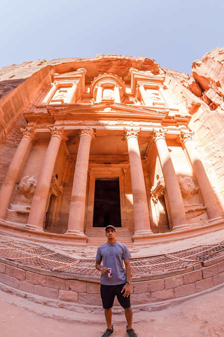 जॉर्डन के पेट्रा में पोज देते गुरप्रीत सिंह संधू