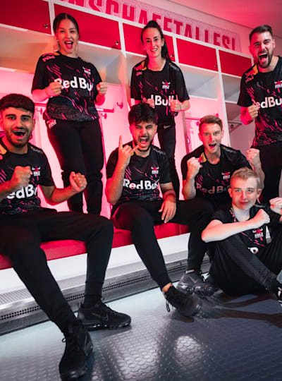 Die eSportler und Content Creator von RBLZ Gaming sind zusammen in der Kabine.