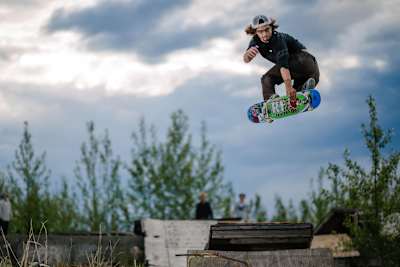 Tout savoir sur le ollie en skate : Justin Brock pose un method air en sortant d'un kicker en skate.