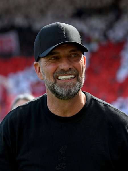 Jürgen Klopp als Liverpool Coach grinsend mit Cap.