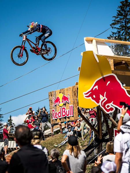 Myriam Nicole hace el último salto durante los Campeonatos del Mundo UCI de Descenso 2018 en Lenzerheide, Suiza, el 9 de septiembre de 2018.
