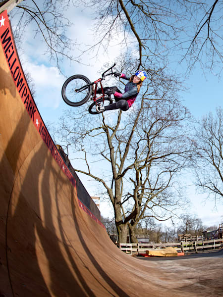 BMX-Athletin Lara Lessmann zeigt, wie „Toboggan“ richtig funktioniert.