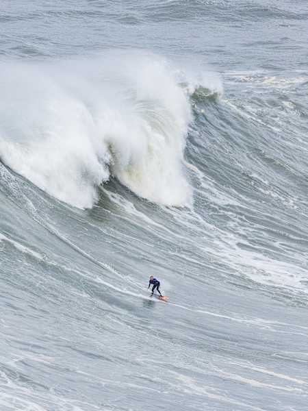 Laura Coviella surfea una ola grande en Praia do Norte, Nazaré, Portugal