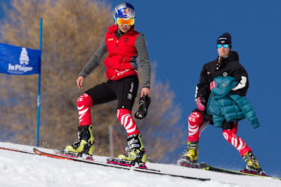 Johanna Holzmann se concentre avant une descente en télémark sur les pistes de La Plagne.