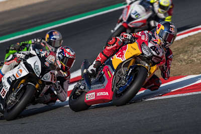 Les pilotes s'affrontent sur le circuit de Nevers Magny-Cours lors d'une course de Superbike.