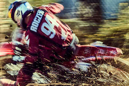 Ken Roczen tears through a difficult course, always with the motivation to win.