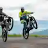 Tom Oehler y Rob Warner sobre la rueda trasera