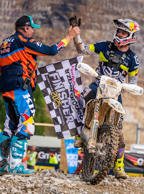 Billy Bolt sécurise sa victoire lors de la compétition de hard enduro Red Bull Erzbergrodeo 2025 à Eisenerz en Autriche.
