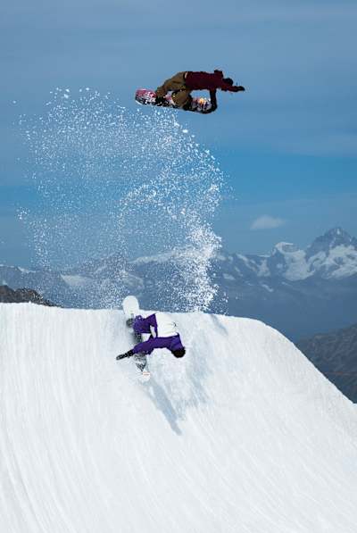 Mark McMorris & Brock Crouch performent au camp de performance Red Bull Camp à Saas-Fee, en Suisse le 25 septembre, 2021.