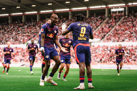 Die RB Leipzig-Profis Johan Bakayoko und Ezechiel Banzuzi bejubeln ein Tor.