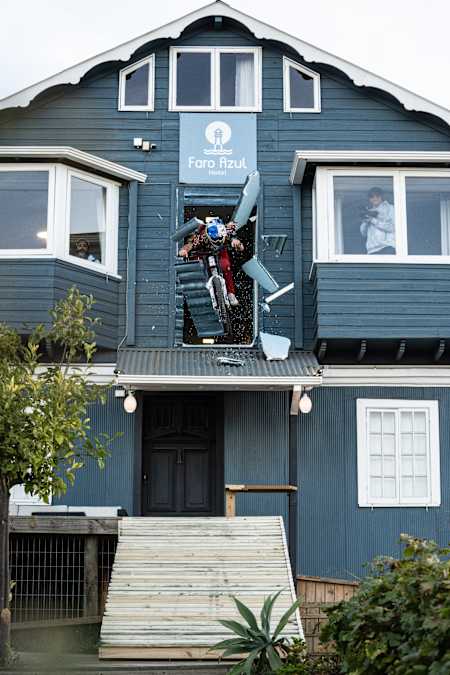 Bei Fabio Wibmer geht's auch manchmal mit dem Bike durch die Wand