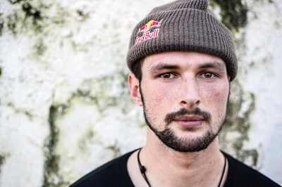 Le skateur Vladik Scholz s'est déchiré un ligament du pied et a perdu son sponsor. Un an et trois opérations plus tard, il était de retour au top et a réussi à décrocher de nouveaux sponsors.