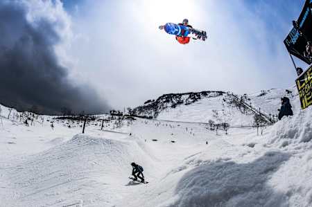 Jamie Lynn ride en snowboard lors du Holy Bowly 2013 au Japon.