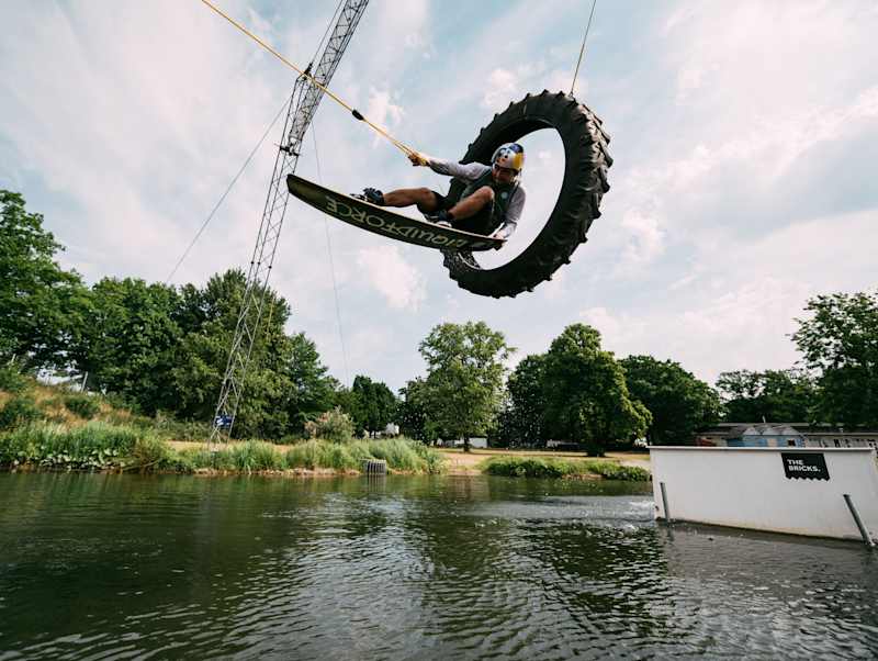 ヘリコプター x ベアフット水上スキー