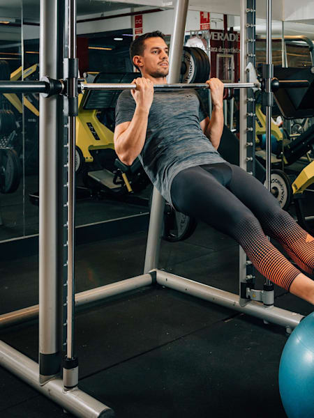 使用史密斯進行懸吊式肱二頭肌訓練。