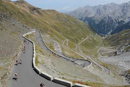 Des cyclistes grimpent le col du Stelvio à vélo dans les Alpes italiennes pour la journée du vélo.
