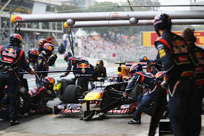 Une monoplace Red Bull Racing effectue un arrêt au stand ou pit stop lors d'un Grand Prix de F1.