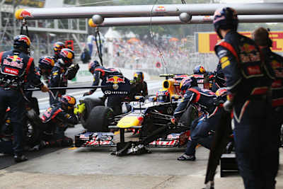 Une monoplace Red Bull Racing effectue un arrêt au stand ou pit stop lors d'un Grand Prix de F1.