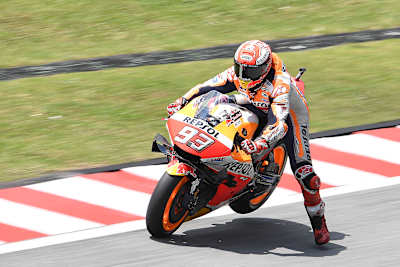 Le champion du monde de MotoGP, Marc Márquez sort la jambe à l'approche d'un virage lors d'une course du championnat du monde de MotoGP
