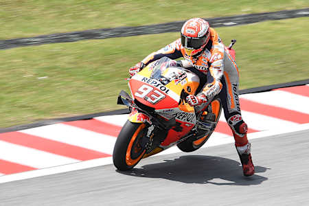 Marc Márquez saca la pierna en una frenada durante un Gran Premio de MotoGP.